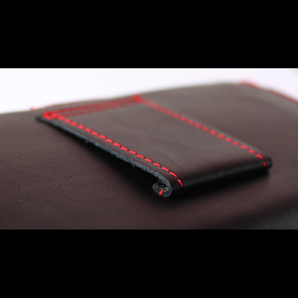 LURESKO FREYA XL Lederholster für den Gürtel, Handyhülle 165x82x10mm (schwarz glatt mit rotem Faden und rotem Innenraum) - 7