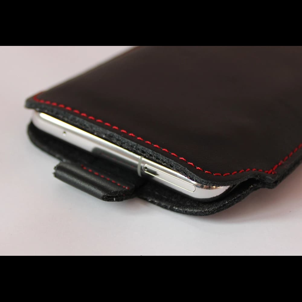 LURESKO LILLA XXXL Lederhülle für Telefon 6,5' - 6,9' (glattes Schwarz mit rotem Faden) - 8