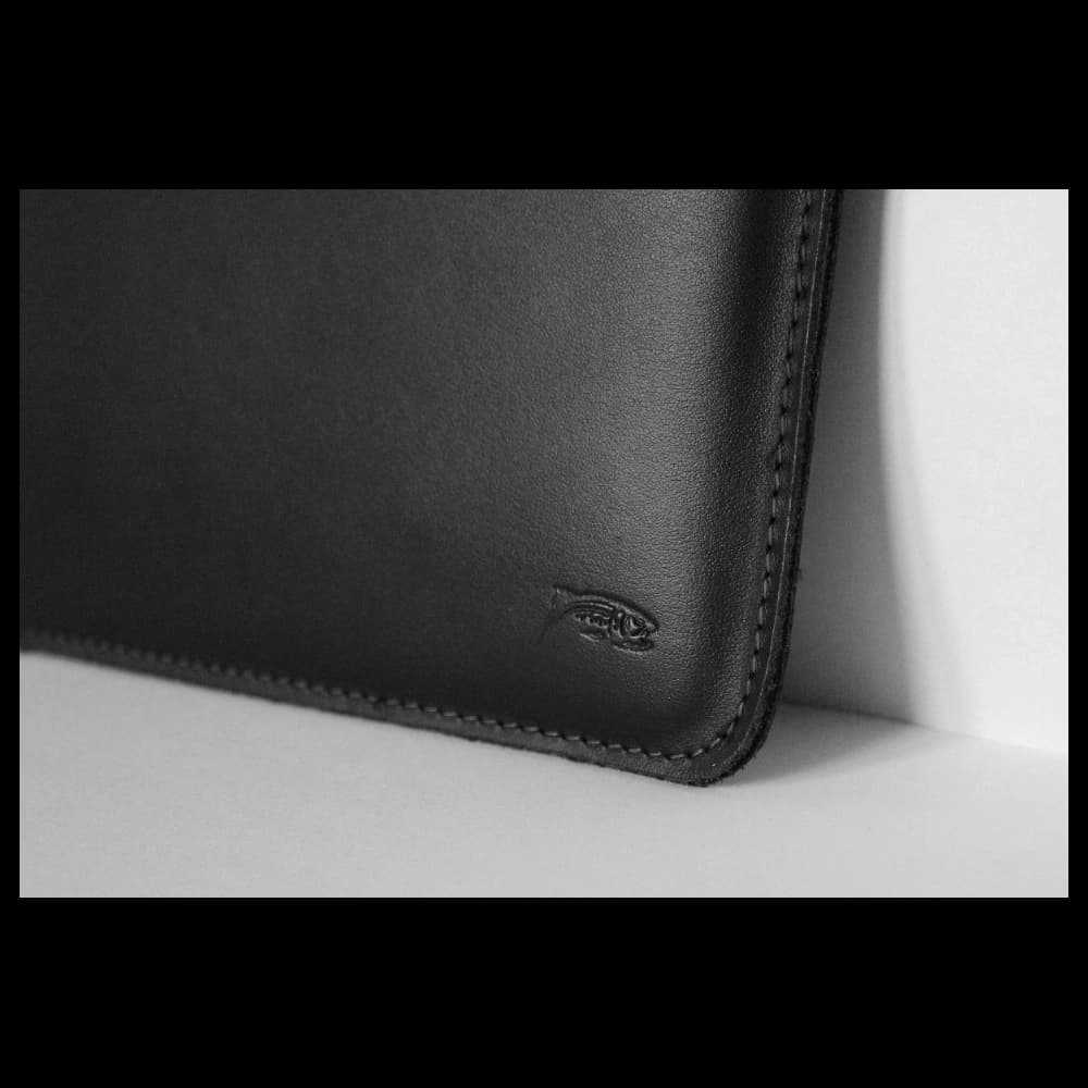LURESKO CLAYER XXL leather case for tablet 313 x 222 x 9mm (smooth black with black thread) - 4