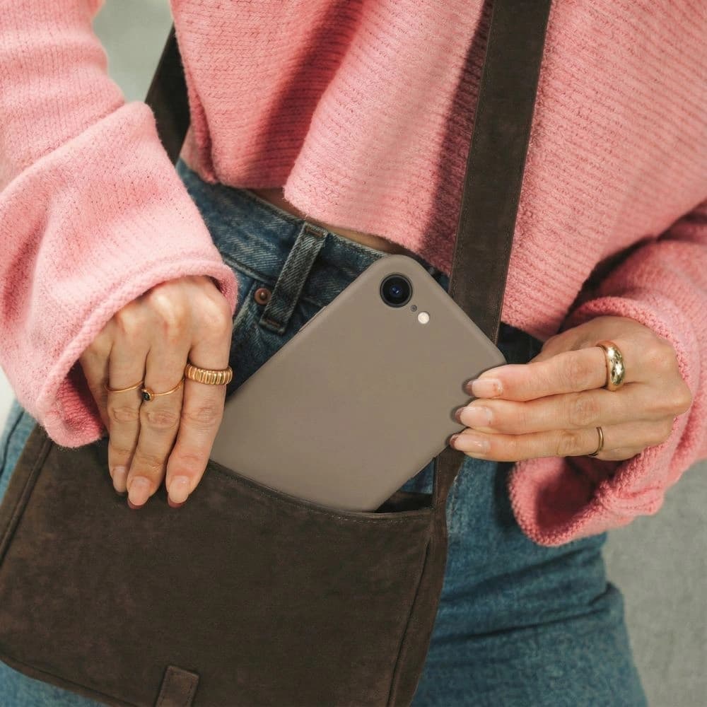 Tech-Protect Silicone MagSafe Apple iPhone 17e / 16e Schokoladenbraun - 5