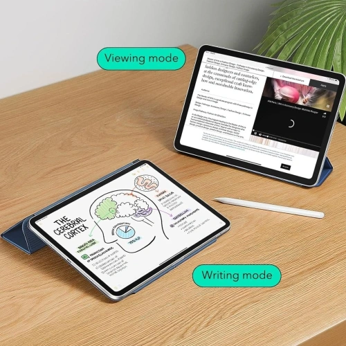 Widok etui ESR na biurku, podkreślający elegancki design w kolorze navy blue.